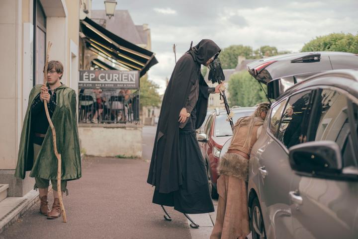 Noam Picot, en noir, sur ses échasses, avec des membres de l'association The Black's Creed, lors des fêtes médiévales de Bayeux (Calvados), le 27 juin 2025.