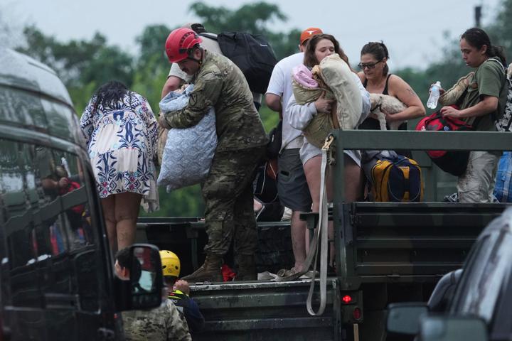 Evacuation de la ville d’Ingram (Texas), le 4 juillet 2025.
