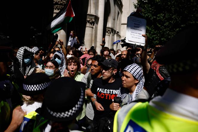 Des manifestants devant la Haute Cour de Londres, le 4 juillet 2025, après l’interdiction du groupe Palestine Action.