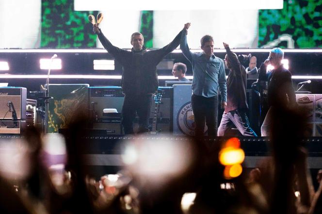 Liam Gallagher (à gauche) et son frère, Noel, en concert à Cardiff, le 4 juillet 2025.