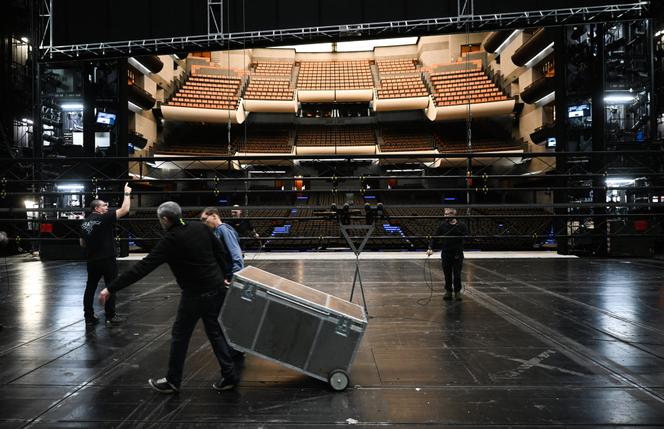 Des techniciens installent le décor pour une répétition de « La Bohème », de Giacomo Puccini, à l’Opéra Bastille, à Paris, en avril 2023.
