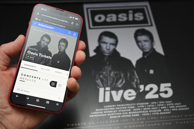 Un fan d’Oasis tente d’acheter un billet pour la tournée de retrouvailles du groupe, à Marsden, dans le nord de l’Angleterre, le 31 août 2024.