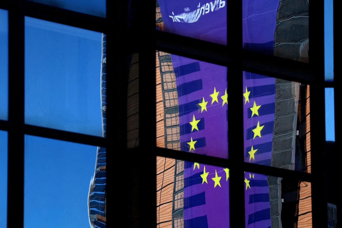 Europe and US to seek to avoid return of steep tariffs in weekend of last-ditch trade talks