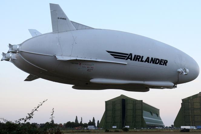 Le dirigeable hybride HAV 304 Airlander 10 de Hybrid Air Vehicles, lors de son vol inaugural à l’aérodrome de Cardington, près de Bedford, au nord de Londres, le 17 août 2016.