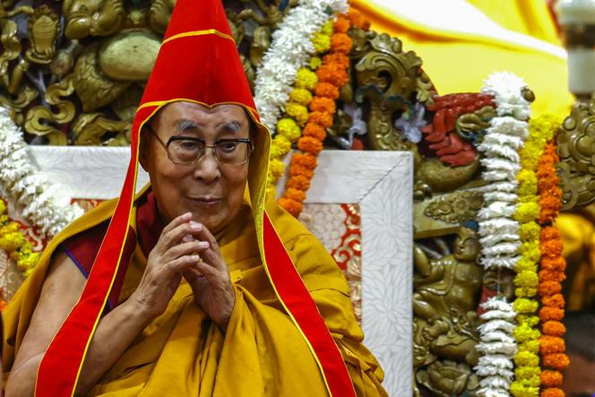 Le chef spirituel tibétain, le dalaï-lama, assiste à une cérémonie d’offrande de prières de longue vie au temple tibétain principal de McLeod Ganj, près de Dharamsala, en Inde, le 5 juillet 2025.