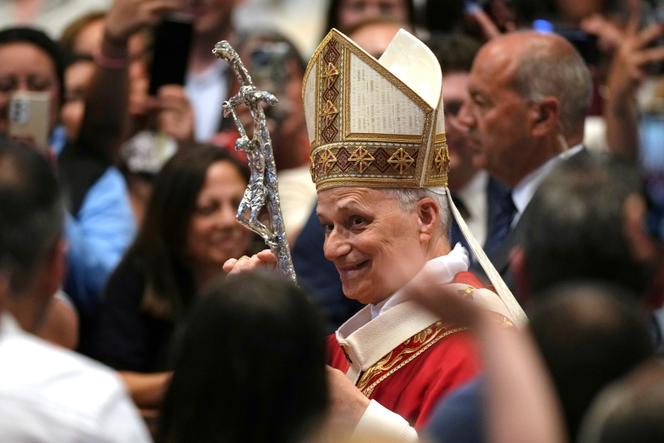 O papa Leo Xiv sai depois de celebrar uma missa na Basílica de São Pedro no Vaticano, domingo, 29 de junho de 2025, onde conferiu o palmial a arcebispos metropolitanos recém -cobertos. 
