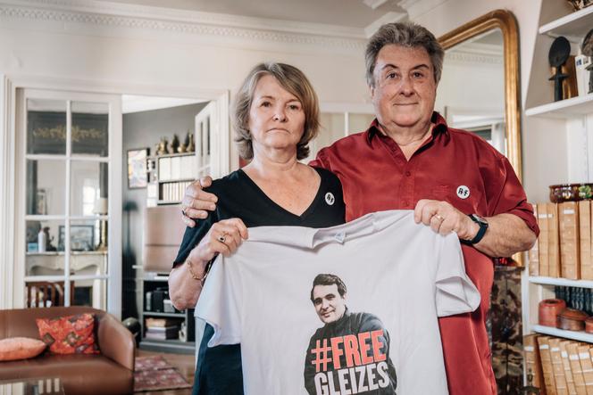 Sylvie Godard et Francis,la mère et le beau-père de Christophe Gleizes, jeudi 3 juillet, à leur domicile parisien.