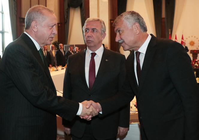 Le président turc, Recep Tayyip Erdogan, saluant Zeydan Karalar, le maire d’Andana, devant Mansur Yavas, le maire d’Ankara, à Ankara (Turquie), le 11 septembre 2019.