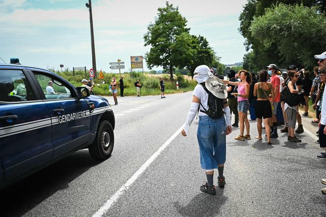 Des manifestants haranguent des gendarmes, sur le site de la « Turboteuf », à Maurens-Scopont (Tarn), le 5 juillet 2025.