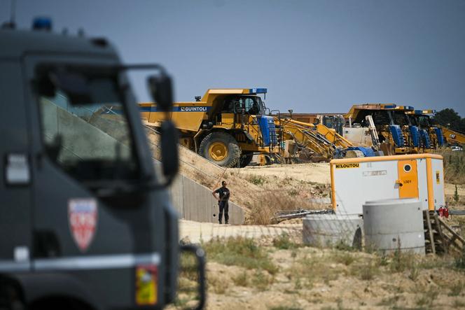 Un gendarme français monte la garde près d’engins de chantier près du campement de la ZAD (Zone à défendre) installé à Maurens-Scopont pour protester contre le projet d’autoroute A69 reliant Toulouse à Castres, le 4 juillet 2025.