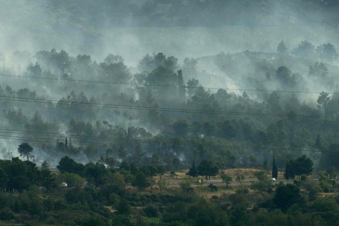 Fumaça visível após um incêndio ao longo da rodovia A6, perto de Moux, em Aude, sábado, 5 de julho de 2025.