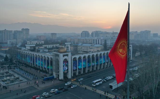 Le drapeau national kirghize, sur la place centrale Ala-Too à Bichkek, le 3 janvier 2024.