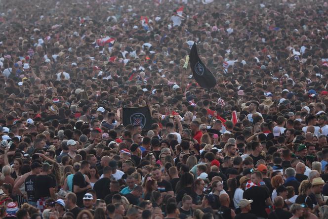 Les fans du chanteur nationaliste croate Marko Perkovic dit Thompson se rassemblent près de l’hippodrome de Zagreb pour un concert du chanteur, à Zagreb, le 5 juillet 2025.