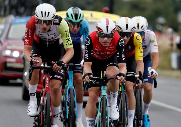 En arrière-plan, à droite, Mattéo Vercher, lors de première étape de la 112ᵉ édition du Tour de France, à Lille, le 5 juillet 2025.
