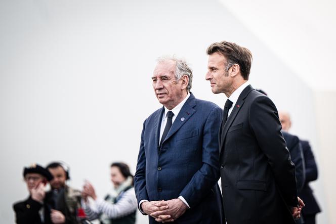Le premier ministre, François Bayrou, avec le président de la République, Emmanuel Macron, lors de la cérémonie du 80ᵉ anniversaire de la fin de la seconde guerre mondiale, à Paris, le 8 mai 2025.