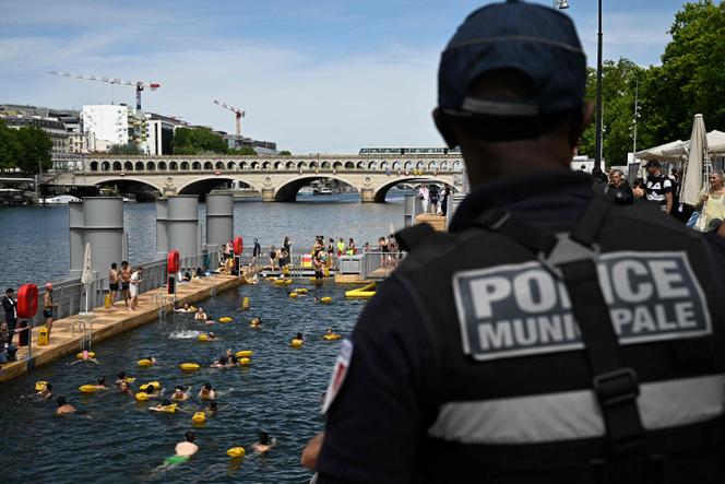 Um policial municipal, no dia da inauguração do balneário de Bercy, em Paris, 5 de julho de 2025.