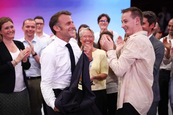 Le président de la République, Emmanuel Macron, et le président des Jeunes avec Macron, Ambroise Méjean, au Cirque d’hiver, à Paris, à l’occasion des dix ans du mouvement, le 5 juillet 2025. 