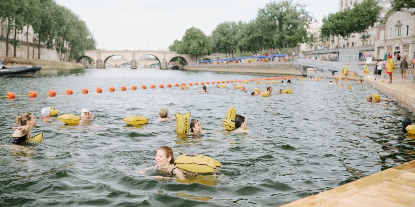 Baignade dans la Seine à Paris : les premiers nageurs ont fait leur entrée  dans l'eau, sous étroite surveillance