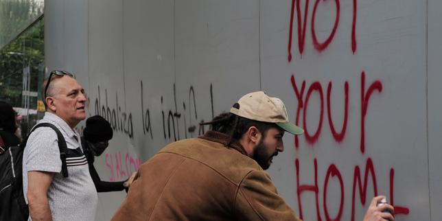 Protests against surging mass tourism in Mexico City end in vandalism and the harassment of tourists
