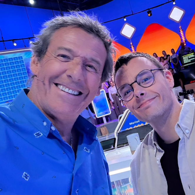 O apresentador Jean-Luc Reichmann e o candidato a estudantes na história, Emilien, no set do programa Les