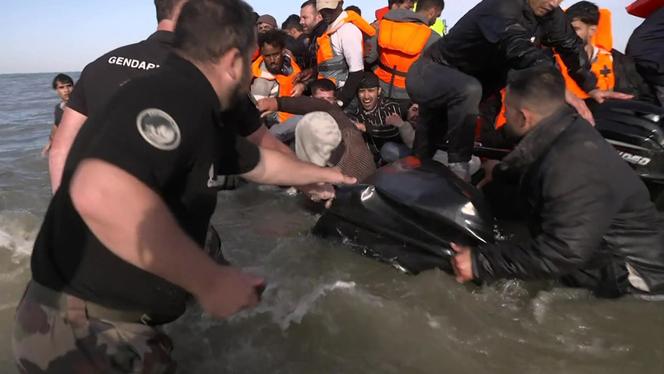 Image extraite d’une vidéo diffusée le 4 juillet 2025 par la BBC, sur laquelle des gendarmes français crèvent à coups de couteau un canot pneumatique chargé de plusieurs dizaines de migrants.