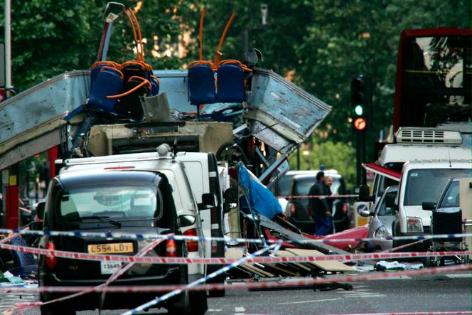 Os destroços de um ônibus de dois andares com o topo explodido por uma bomba e carros danificados espalhados na estrada na Tavistock Square, no centro de Londres, em 7 de julho de 2005.