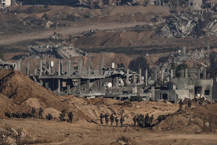 Opération de soldats israéliens sur Gaza, vue depuis la frontière israélienne, le 6 juillet 2025.