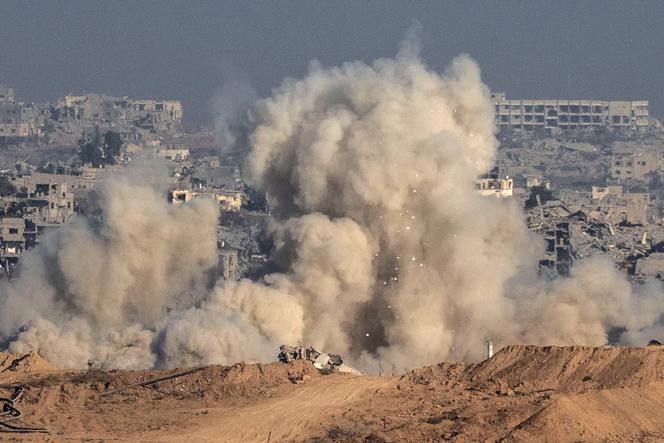 Photo prise de la frontière israélienne avec la bande de Gaza montrant de la fumée et des débris lors d’un bombardement israélien sur le territoire assiégé, le 6 juillet 2025.