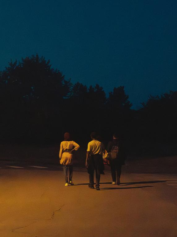 Migrants head to the beach at Malo-les-Bains during the night of June 30 to July 1, 2025. They hide in the dunes or small groves, waiting for a possible departure in a vessel bound for the United Kingdom.