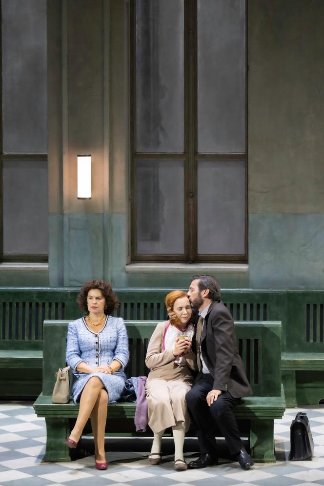Sophie Koch (La Mère, La Première de l’atelier), Elsa Dreisig (Nicolas), et Nicolas Courjal (Le Père, Le Chiffonnier), dans « Louise » de Christof Loy, au Festival d’Aix-en-Provence, en juillet 2025.