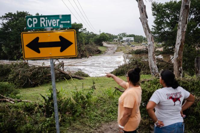 Dois habitantes examinam os danos causados pelas repentinas inundações do rio Guadalupe, em Center Point (Texas), em 5 de julho de 2025.