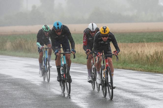 A ruptura de Andreas Leknesnnd, Brent Van Moer, Bruno Armirail e Yevgeniy Fedorov levaram a água em 6 de julho de 2025. Deve-se dizer que o clima de Pas-de-Calais não poupou os corredores na primeira parte do dia ...