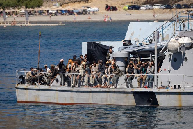 Des migrants, secourus en mer au large de la Crète, à bord d’un navire des garde-côtes grecs pour être transférés depuis le port d’Agia Galini, le 6 juillet 2025. 