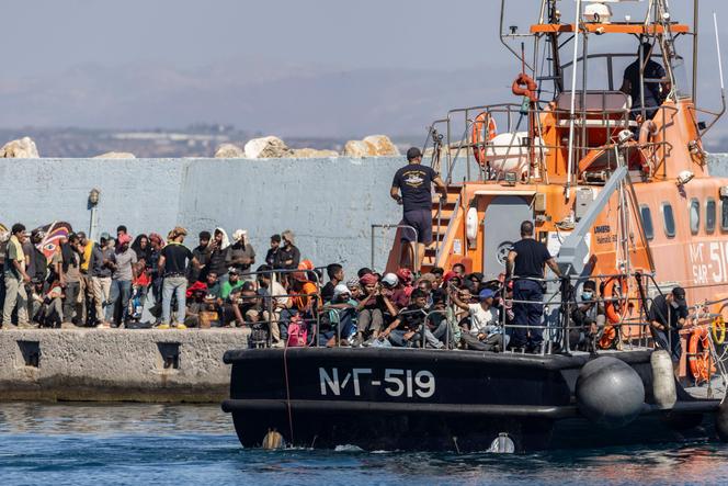 Des migrants sauvés en mer, dans le port d’Agia Galini, en Crête, le 6 juillet 2025.