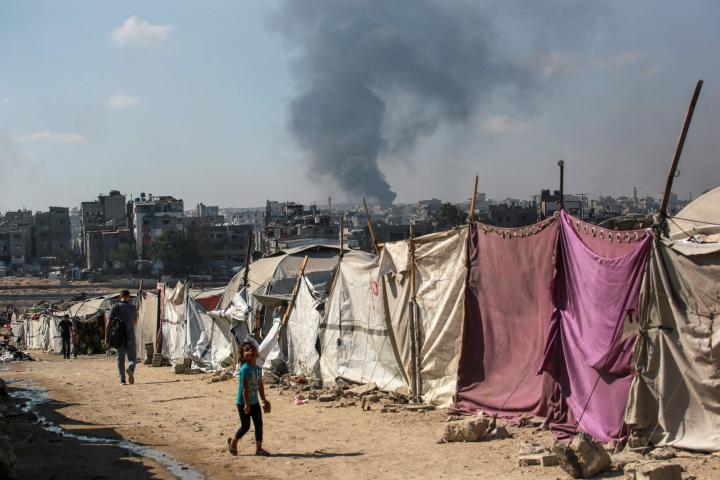 Explosion à la suite d’une attaque de l’armée israélienne dans la bande de Gaza, vue depuis un camps de déplacés palestiniens, le 6 juillet 2025.