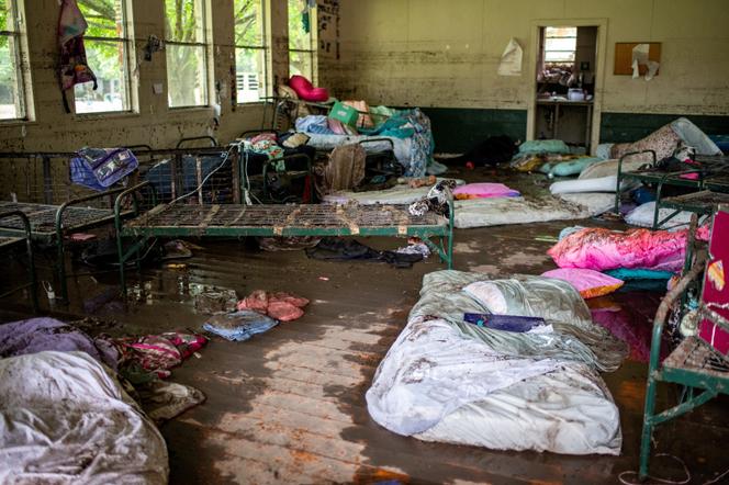 Os itens estão espalhados dentro de uma cabine em Camp Mystic, após inundações mortais no Condado de Kerr, Texas, EUA, em 5 de julho de 2025.  