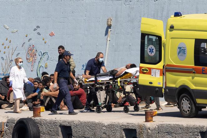 Des personnels de secours transfèrent un demandeur d’asile après le naufrage de plusieurs centaines de personnes exilées lundi au large de l’île Gavdos, en Grèce, le 6 juillet 2025. 