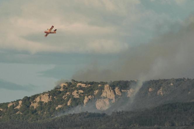 Un avion de lutte contre l'incendie en intervention près de Narbonne (Aude) le 7 juillet 2025.