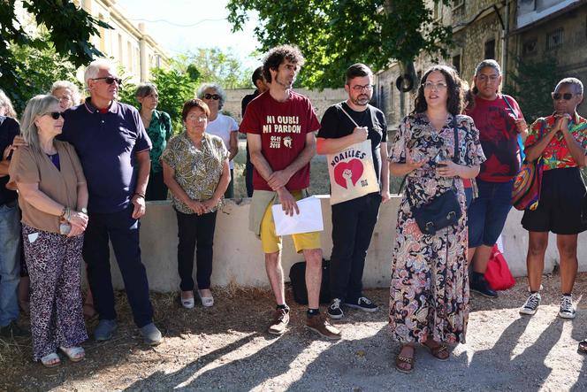 Parents de victimes et membres du Collectif du 5 novembre réunis avant l’annonce du verdict du procès des effondrements de la rue d’Aubagne, devant le palais de justice de Marseille, le 7 juillet 2025. 