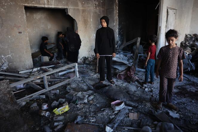Des personnes inspectent les dégâts après un bombardement israélien sur une clinique transformée en abri dans le quartier de Rimal, au nord de la ville de Gaza, le 7 juillet 2025. 