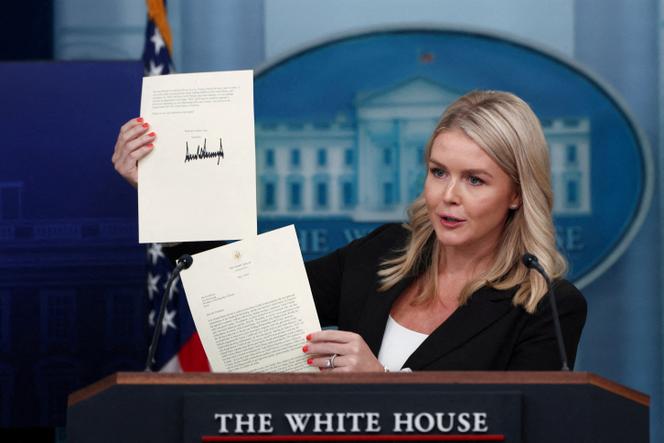 A secretária de imprensa da Casa Branca, Karoline Leavitt, mostra uma carta assinada sobre tarifas do presidente dos EUA, Donald Trump, ao presidente sul -coreano Lee Jae Myung durante uma coletiva de imprensa na Casa Branca em Washington, DC, em 7 de julho de 2025.
