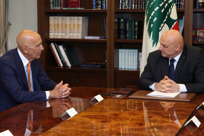 Nesta foto, publicada pelo Departamento de Imprensa da Presidência Libanesa, o presidente libanês Joseph Aoun, à direita, encontra o embaixador americano na Turquia e enviado especial para a Síria Tom Barrack, em Baabda, a leste de Beirute, 7 de julho de 2025.
