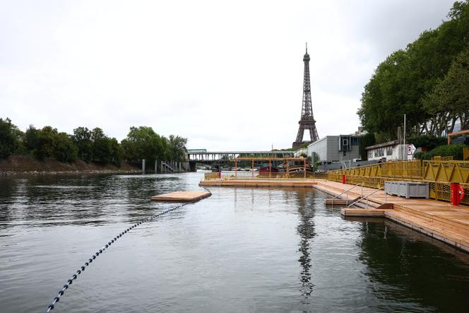 Vue du bassin de baignade de Grenelle fermé, avec la tour Eiffel en arrière-plan, le 7 juillet 2025.