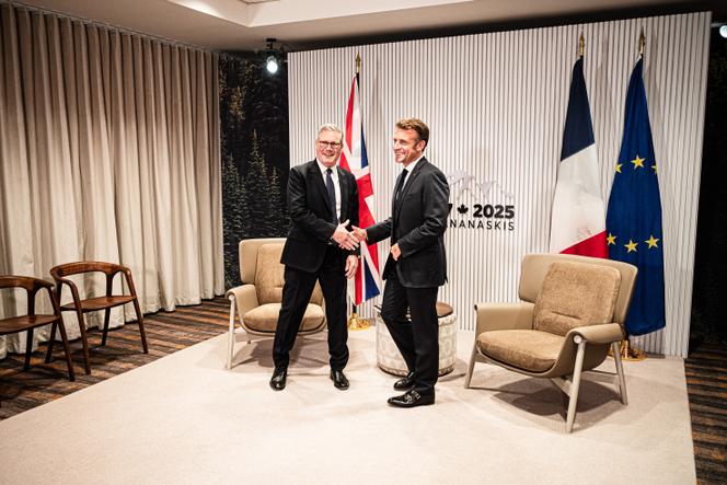 Le président français, Emmanuel Macron, et le premier ministre britannique, Keir Starmer, lors du sommet du G7 à Kananaskis (Canada), le 16 juin 2025.