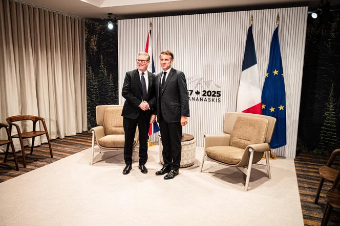 Le premier ministre britannique, Keir Starmer, et le président français, Emmanuel Macron, lors du sommet du G7, à Kananaskis, au Canada, le 16 juin 2025.