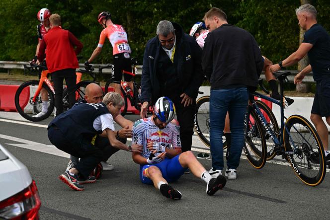 A grande queda do Jordi Meeus belga nos últimos quilômetros da terceira etapa do Tour de France, em Dunkirk (norte), segunda -feira, 7 de julho de 2025.