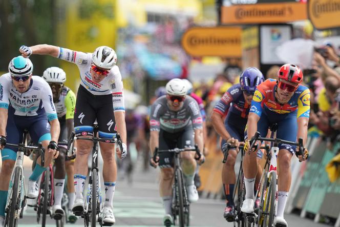 O velocista Tim Merlier (à esquerda, o braço levantado), da equipe de etapas de Sudal-Quick, está à frente de Jonathan Milan (Lidl-Trek), à direita, durante a 3ª etapa do Tour de France 2025, em Dunkirk (norte), segunda-feira, 7 de julho.