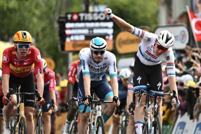 O belga Tim Merlier celebra sua vitória durante a terceira etapa do Tour de France, entre Valenciennes e Dunkirk, em 7 de julho de 2025.