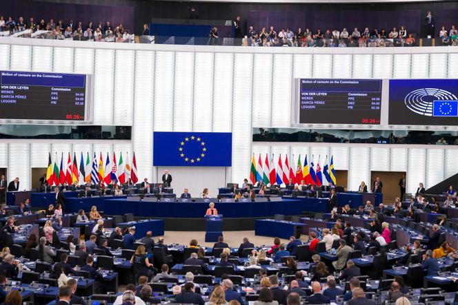 Ursula von der Leyen prononce un discours au Parlement européen lors des débats sur une motion de censure contre la Commission, à Strasbourg, le 7 juillet 2025.