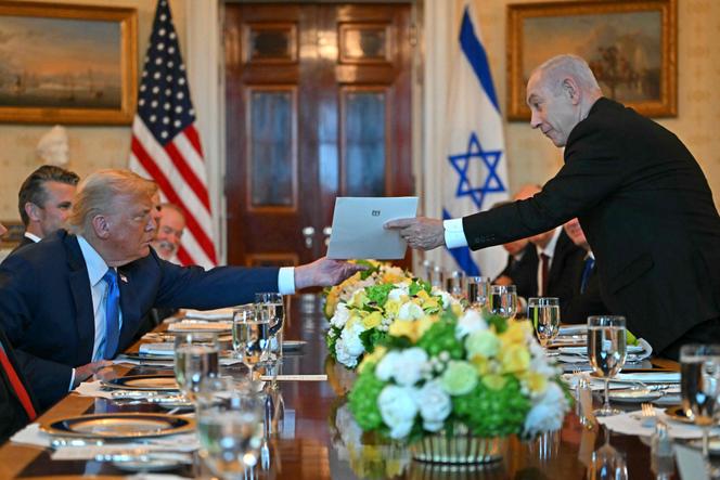 Le premier ministre israélien, Benyamin Nétanyahou, remet à Donald Trump une lettre demandant la nomination de ce dernier pour le prix Nobel de la paix lors d’un entretien à la Maison blanche, à Washington, le 7 juillet 2025.